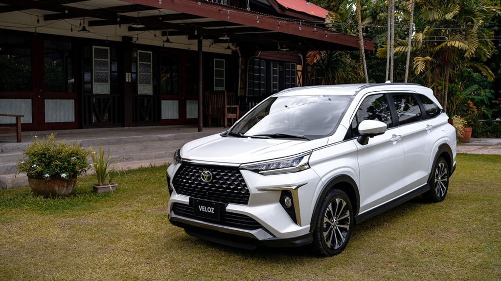 Toyota Veloz multi-purpose vehicle. 7 seats and 3 rows. Good mobility in the city and corporate customer rental monthly use.