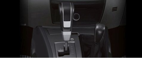 Gear lever of 2013 Mitsubishi Triton upgrade look from previous generation